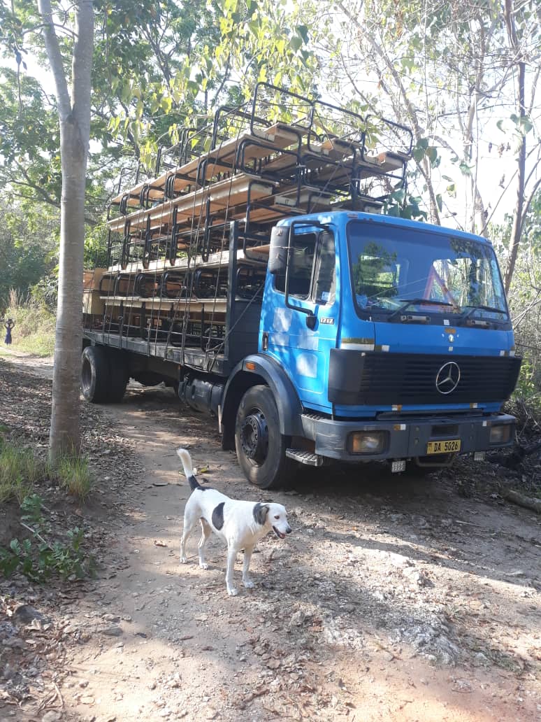 LKW mit Schulbänken